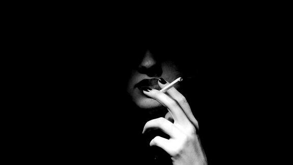 女人吸烟