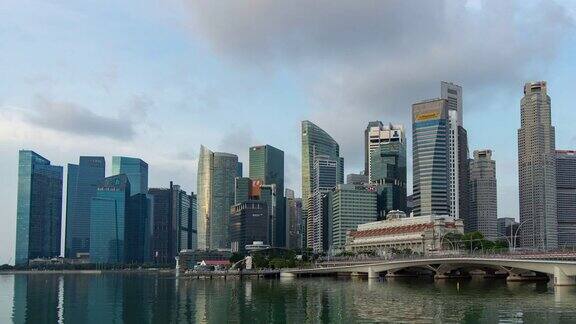 新加坡滨海湾与现代建筑的背景夜晚到白天的时间流逝视频