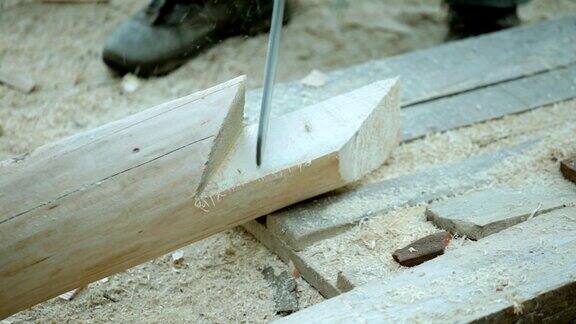 木匠雕刻木材使用链锯-特写