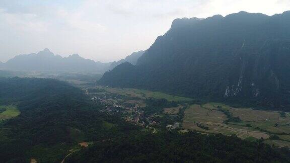 从空中俯瞰老挝万荣镇周围的风景