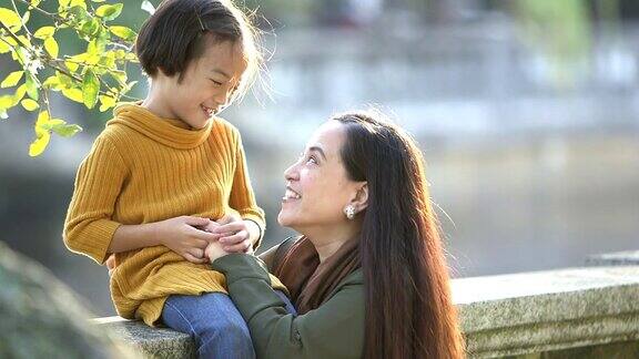 亚洲母女谈笑风生