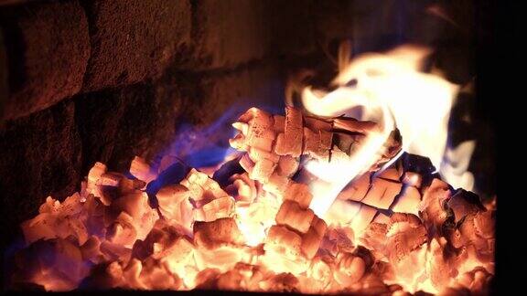 壁炉里燃烧木头的特写