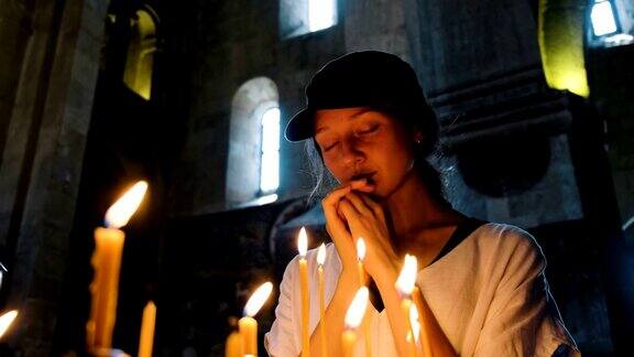 一名妇女在东正教教堂里祈祷