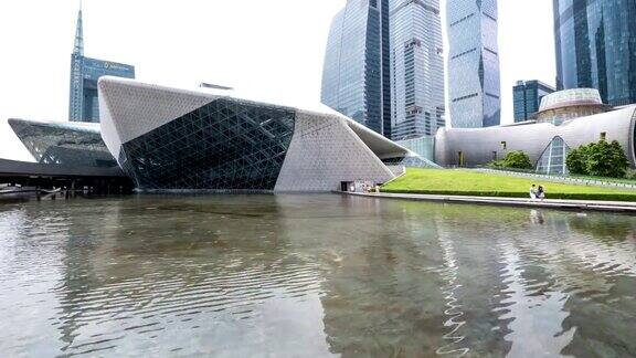 广州的、游客和带有池塘的现代建筑
