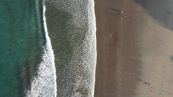 海浪冲击着沙滩
