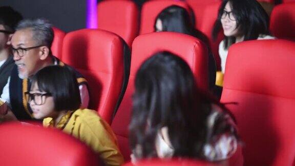 一群中国观众带着3D眼镜在电影院观看3D电影