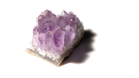 白色背景的紫水晶簇矿物样品旋转