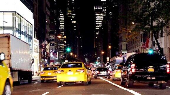 美国纽约第五大道上的出租车汽车公共汽车