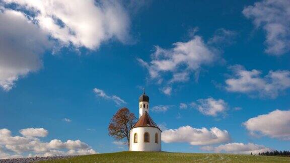 德国巴伐利亚州一座教堂上空飘动的云朵