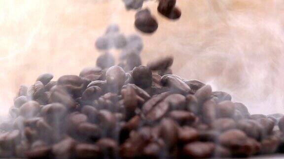 咖啡豆在慢镜头中坠落