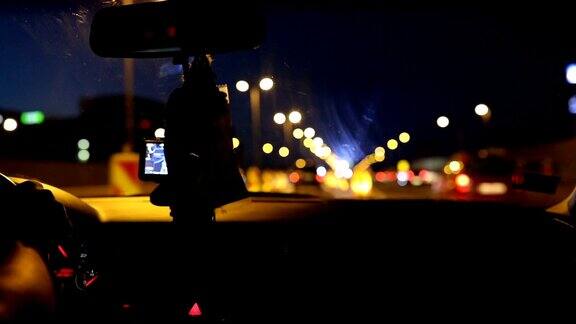 在夜间行驶在高速公路上