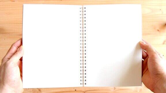 人的手打开空白的空白笔记本木制背景-使用模板