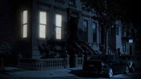 夜间拍摄典型的布鲁克林褐石屋一楼公寓