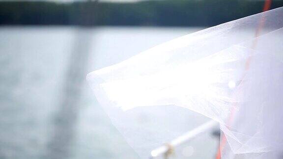 透明的白色婚纱在湖面上飘荡