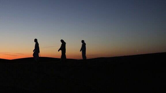 黄昏时分沙漠中的阿拉伯人