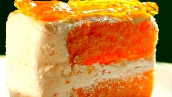 橙色蛋糕在转盘上靠近