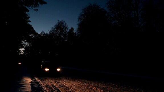 汽车在夜晚行驶在冬季的道路上