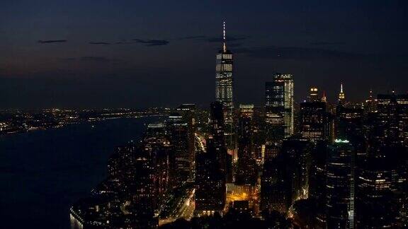 空中曼哈顿下城的夜晚自由塔耸立在夜空中