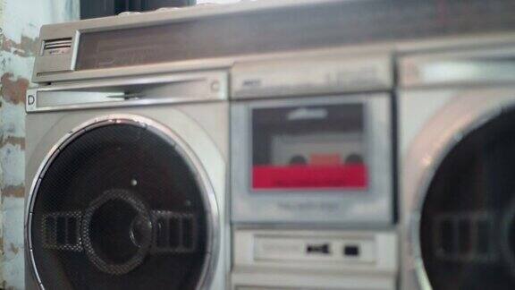 CU和Dolly拍摄的老式磁带播放机