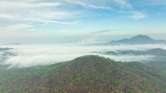 4K超延时视频:鸟瞰早晨的景色高山薄雾飘过雾或云的运动泰国南邦邦湄湄