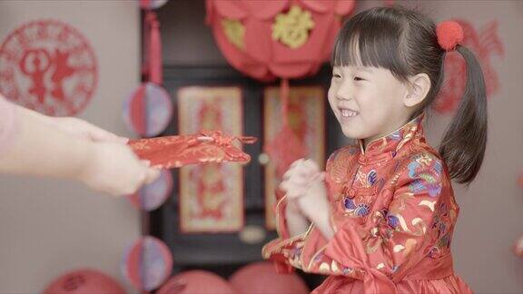 身着传统服装庆祝中国新年的年轻女孩