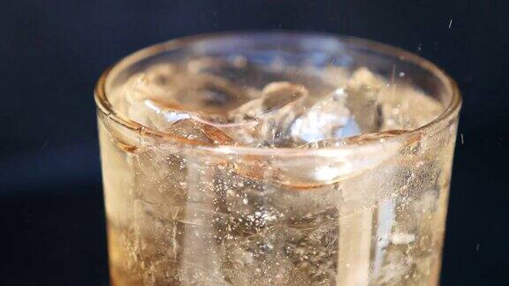 加冰的威士忌