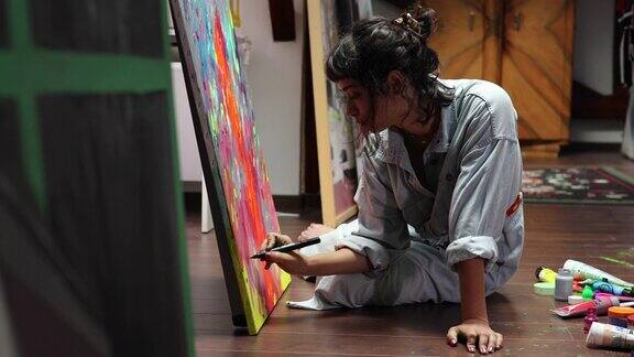 创造性的年轻艺术家在家绘画