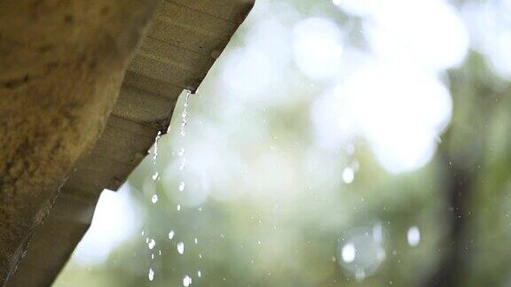 慢镜头雨从屋檐滴落