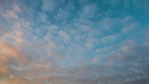 日落时蓝色天空上快速移动的云朵