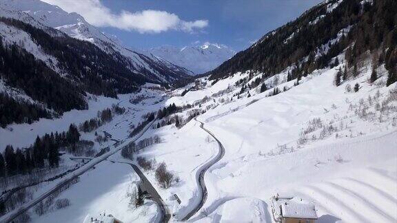 被雪包围的山路鸟瞰图