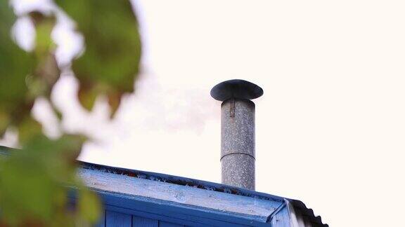 一个房子屋顶上浓烟滚滚的烟囱的特写