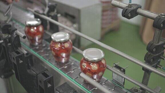 工厂生产线装满填充辣椒罐