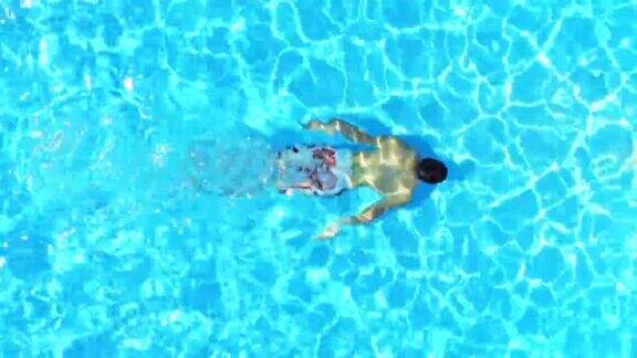 慢动作男子在游泳池里游泳