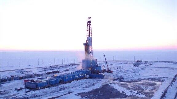 在西伯利亚西部北部的石油钻探鸟瞰图