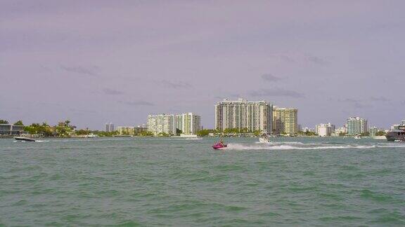 迈阿密比斯坎湾的游艇和水上摩托