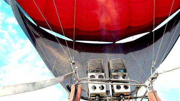大型燃气燃烧器用热空气使气球膨胀到地面以上巨大的气球在空中飞行旅游娱乐气球来自燃气燃烧器的火加热空气