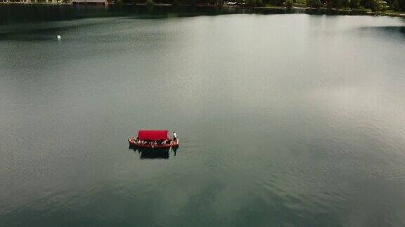 斯洛文尼亚布莱德湖上空的无人机慢镜头