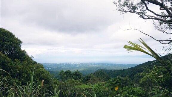 从山顶上的山谷和云在天空中游泳的风景绿色的山丘和山谷景观上多云的天空背景