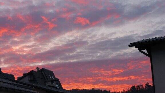 火红的日落天空和云