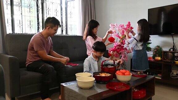 快乐的中国家庭在家里庆祝中国新年