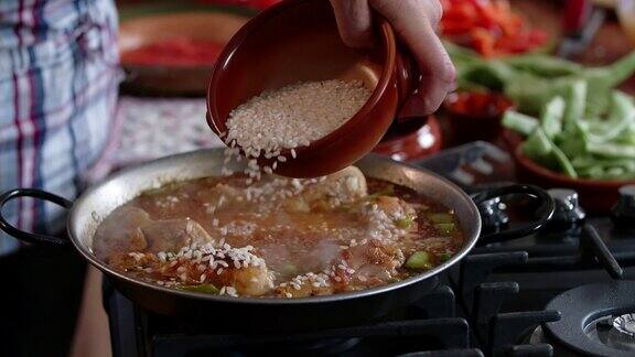 准备用青豆豌豆和辣椒做的鸡肉海鲜饭