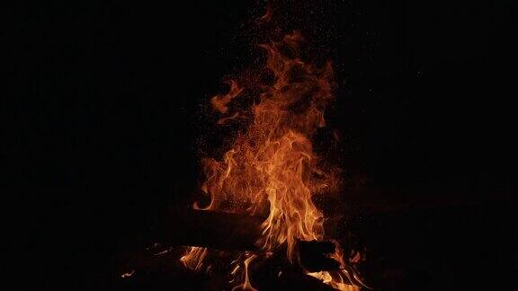 夜晚明亮的篝火在黑暗的背景下燃烧