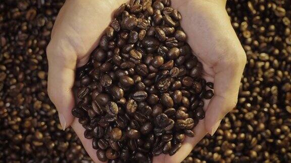手抓咖啡豆
