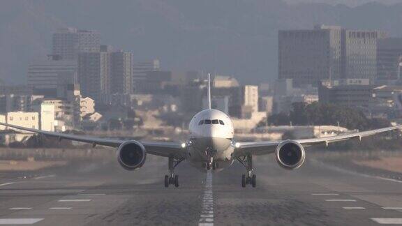 飞机在机场起飞前倾斜