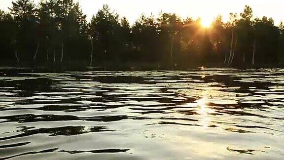 日出在湖上日出在河上清晨风景