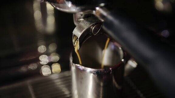 将美式咖啡或浓咖啡从专业的咖啡机倒进咖啡杯早上烤黑咖啡