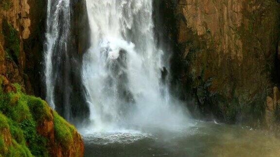 泰国KhaoYai国家公园森林深处的瀑布慢镜头