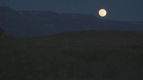 科罗拉多州一轮接近满月的月亮从大平顶升起俯瞰大汇合点