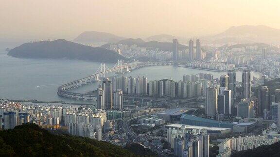 韩国釜山Pannnig拍摄釜山市中心的光安大桥和摩天大楼4K超高清