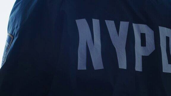 纽约警察局的衬衫贴片和背面的特写
